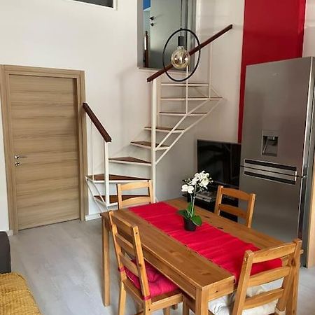 Comfy Apartment With Low Ceiling Attic Ateny Zewnętrze zdjęcie