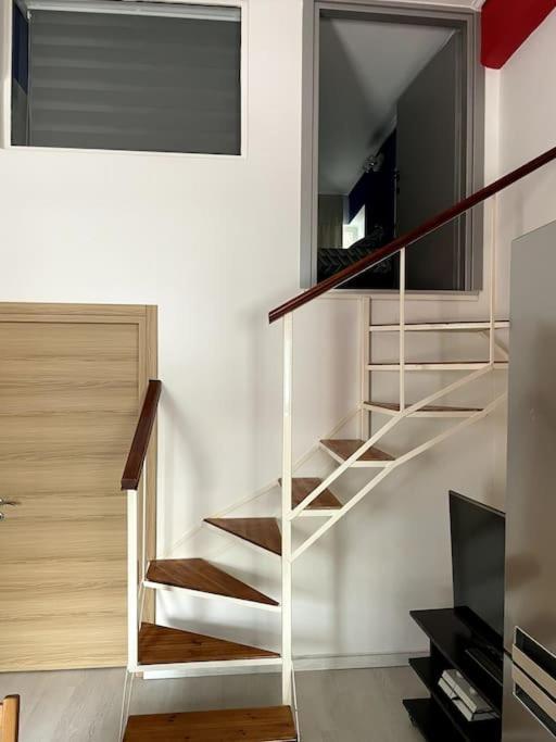 Comfy Apartment With Low Ceiling Attic Ateny Zewnętrze zdjęcie