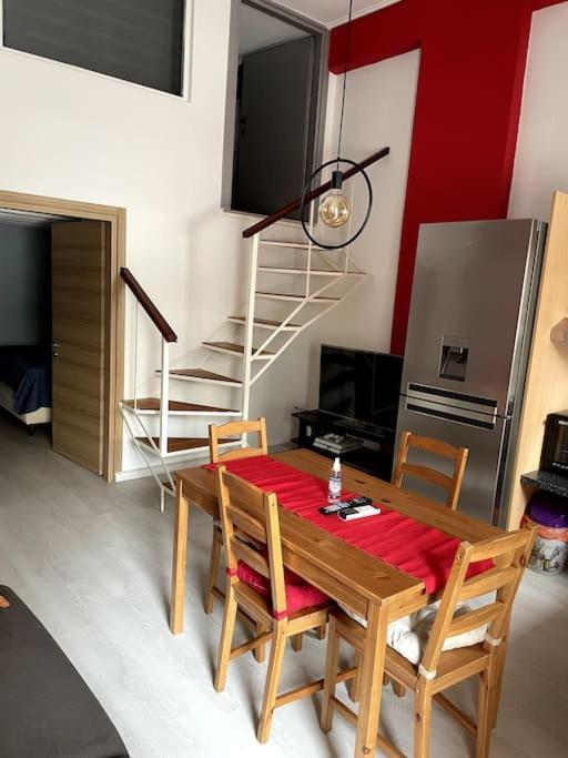 Comfy Apartment With Low Ceiling Attic Ateny Zewnętrze zdjęcie
