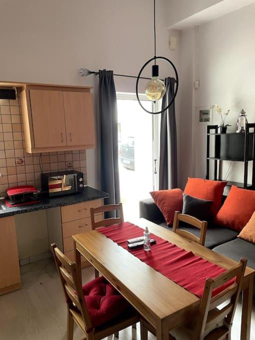 Comfy Apartment With Low Ceiling Attic Ateny Zewnętrze zdjęcie