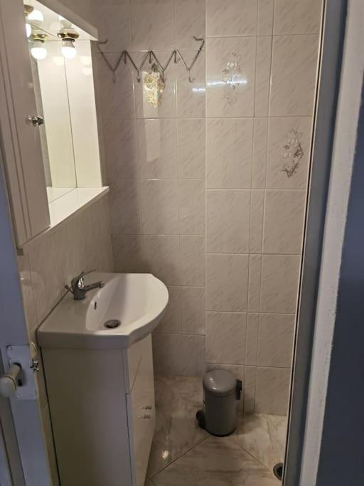 Comfy Apartment With Low Ceiling Attic Ateny Zewnętrze zdjęcie