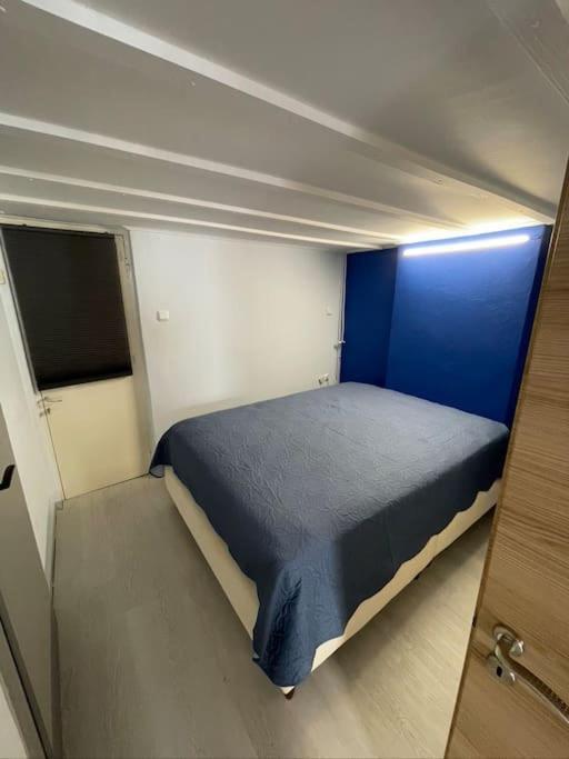 Comfy Apartment With Low Ceiling Attic Ateny Zewnętrze zdjęcie