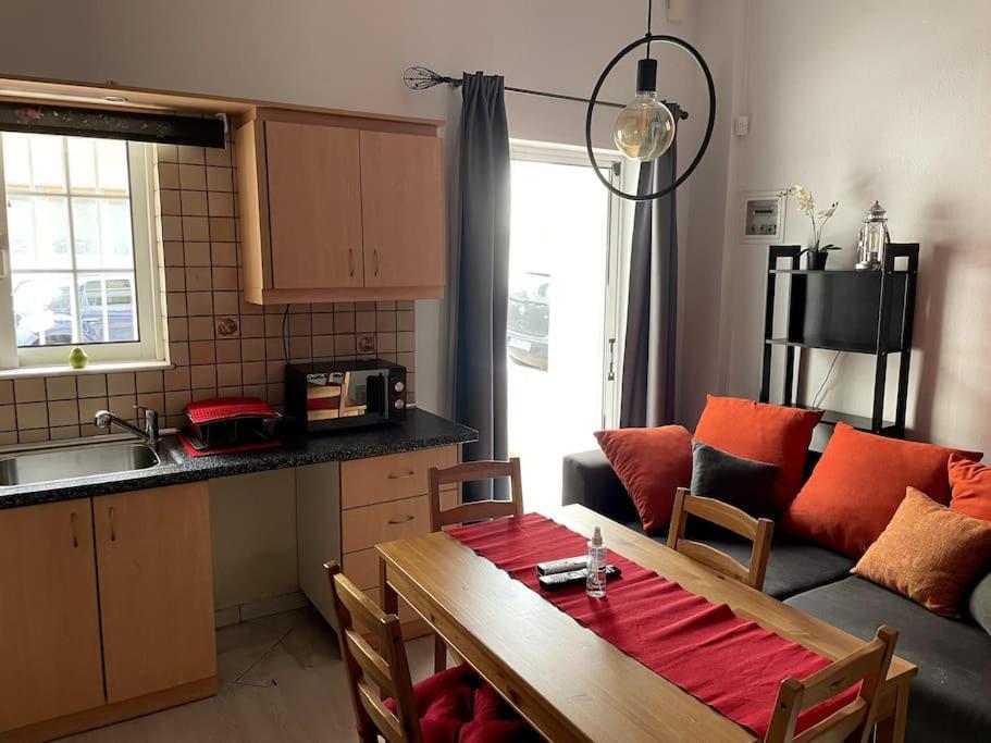 Comfy Apartment With Low Ceiling Attic Ateny Zewnętrze zdjęcie