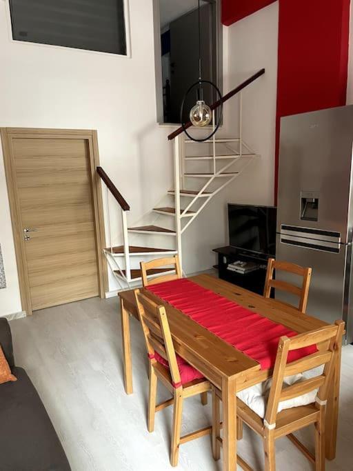 Comfy Apartment With Low Ceiling Attic Ateny Zewnętrze zdjęcie