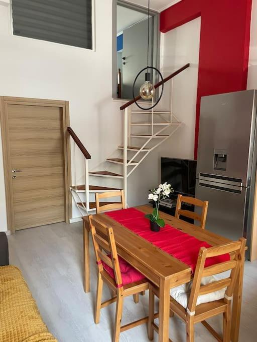 Comfy Apartment With Low Ceiling Attic Ateny Zewnętrze zdjęcie